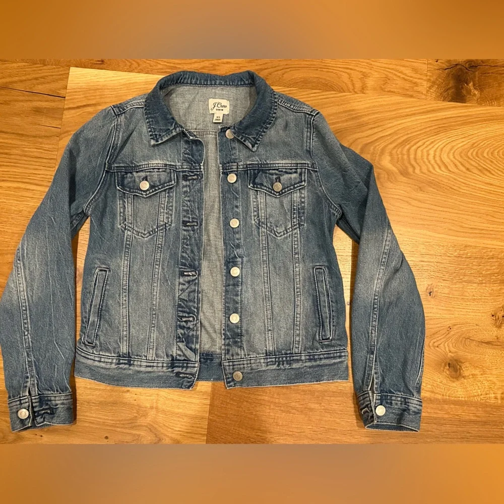 💛 J. Crew Classic denim jacket in Brilliant Day wash 💛